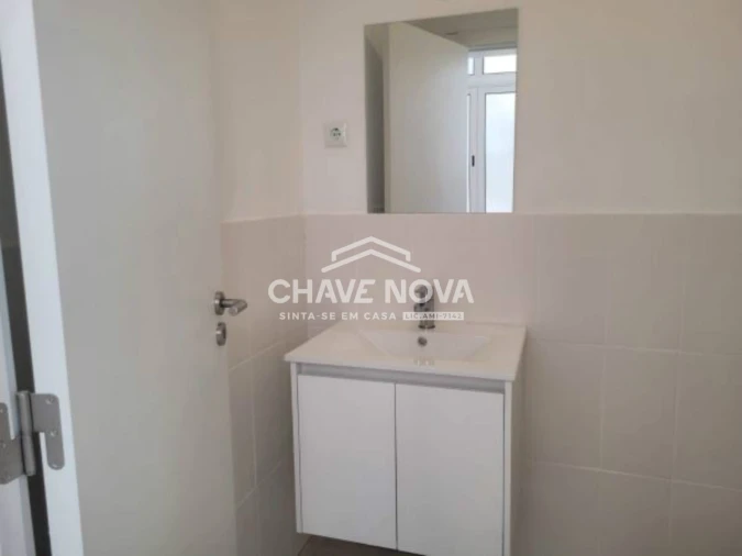 Apartamento T3 para Arrendamento em Santo António Foto 3
