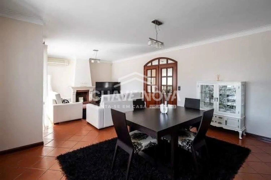 Moradia T4 para Venda em Vilar de Andorinho Foto 2