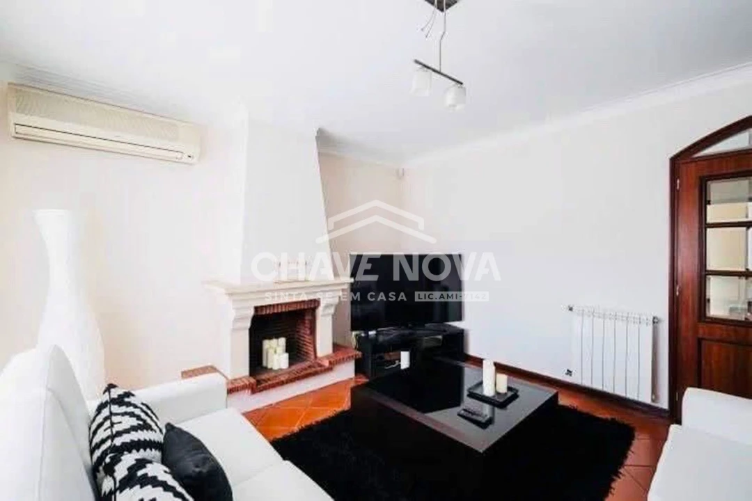 Moradia T4 para Venda em Vilar de Andorinho Foto 3