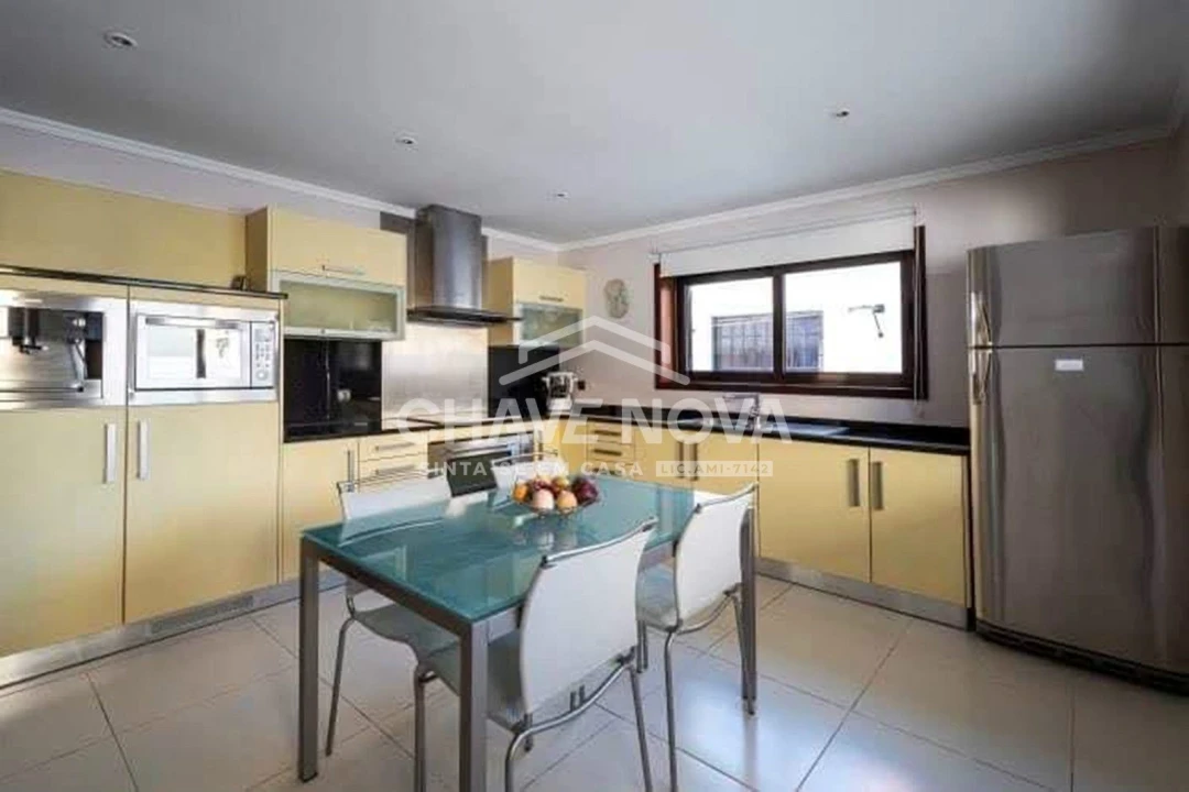 Moradia T4 para Venda em Vilar de Andorinho Foto 5