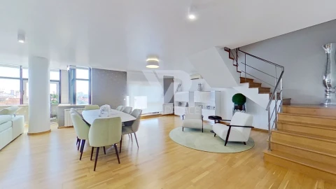 Apartamento T5 para Arrendamento em Alvalade