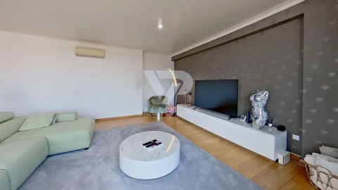 Apartamento T5 para Arrendamento em Alvalade