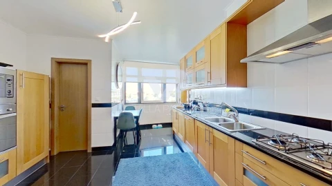 Apartamento T5 para Arrendamento em Alvalade