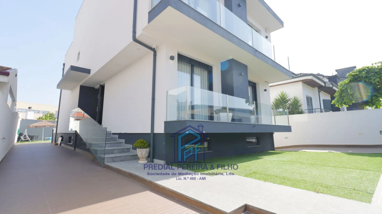 Moradia T5 para Venda em Rio Tinto Foto 1