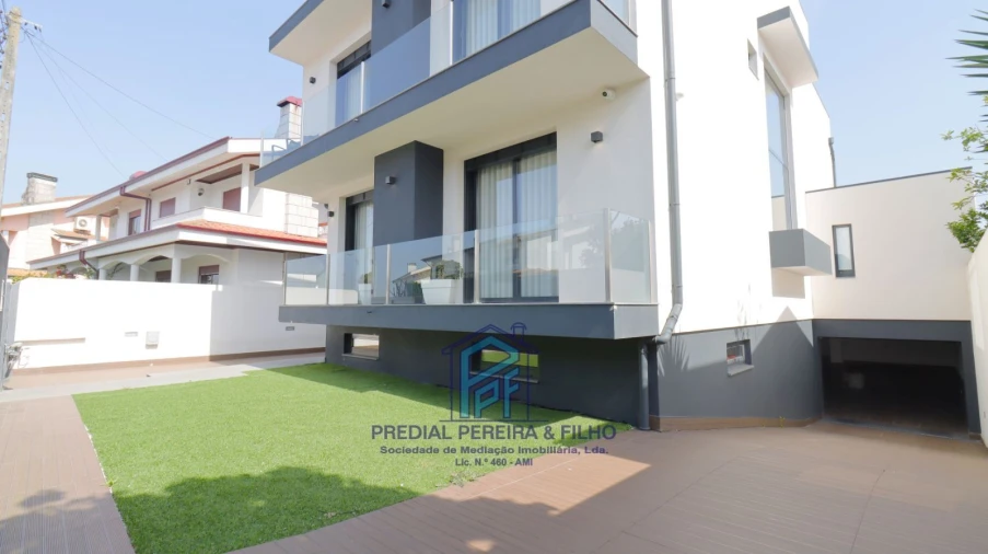 Moradia T5 para Venda em Rio Tinto Foto 3