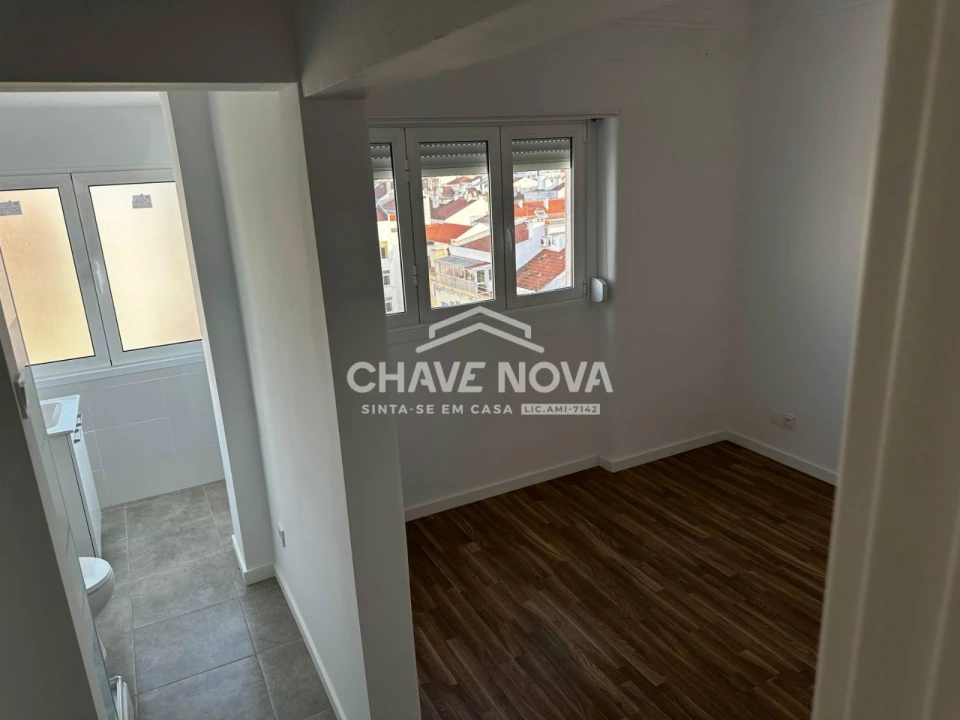Apartamento T4 para Arrendamento em Campo de Ourique Foto 8
