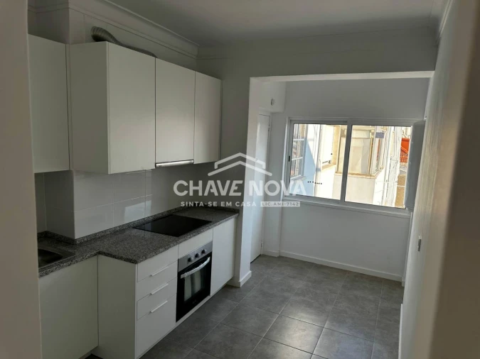Apartamento T4 para Arrendamento em Campo de Ourique Foto 3
