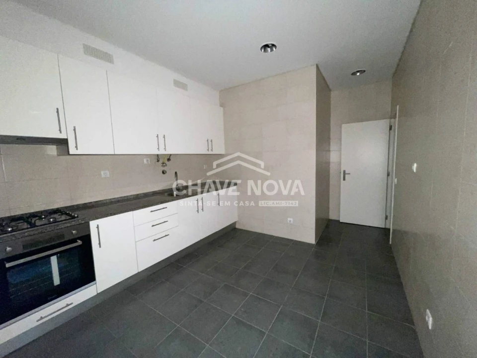 Apartamento T3 para Arrendamento em Santo António Foto 13