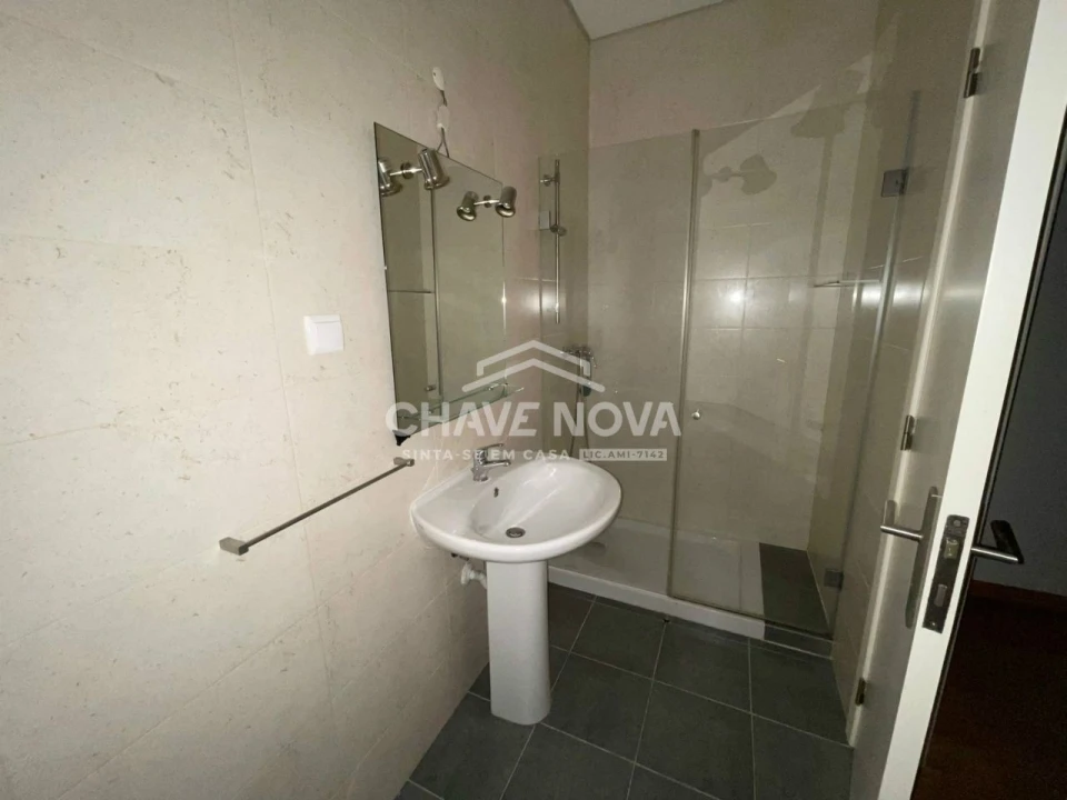 Apartamento T3 para Arrendamento em Santo António Foto 17