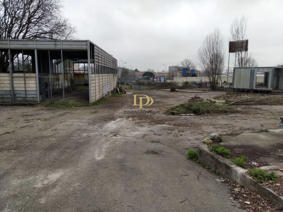 Terreno Comércio / Armazém para Arrendamento em Paranhos Foto 1