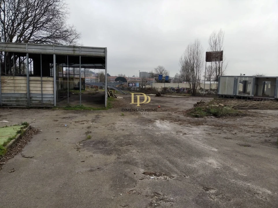 Terreno Comércio / Armazém para Arrendamento em Paranhos Foto 2