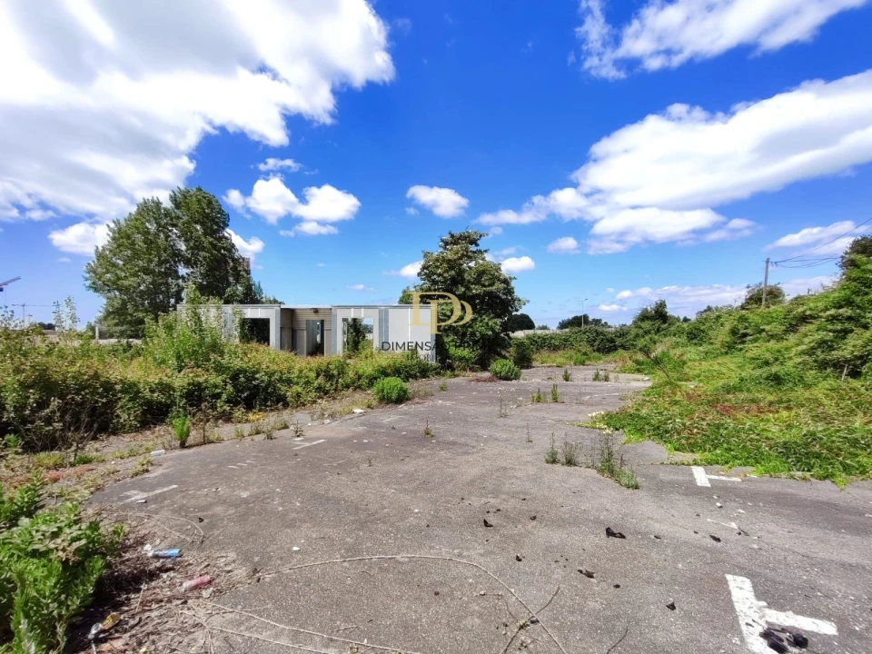 Terreno Comércio / Armazém para Arrendamento em Paranhos Foto 2