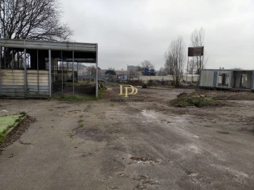 Terreno Comércio / Armazém para Arrendamento em Paranhos