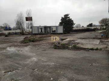 Terreno Comércio / Armazém para Arrendamento em Paranhos