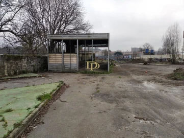 Terreno Comércio / Armazém para Arrendamento em Paranhos