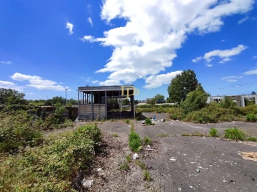Terreno Comércio / Armazém para Arrendamento em Paranhos