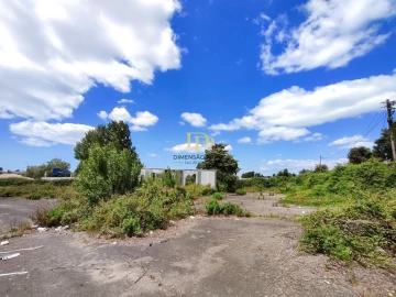 Terreno Comércio / Armazém para Arrendamento em Paranhos