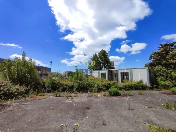 Terreno Comércio / Armazém para Arrendamento em Paranhos