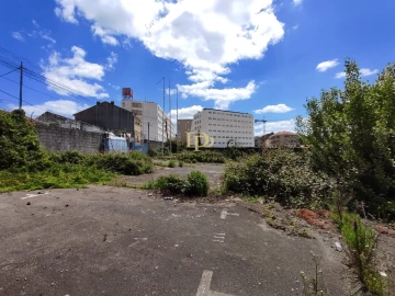 Terreno Comércio / Armazém para Arrendamento em Paranhos