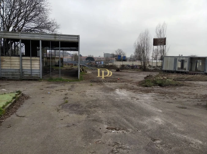 Terreno Comércio / Armazém para Arrendamento em Paranhos Foto 2