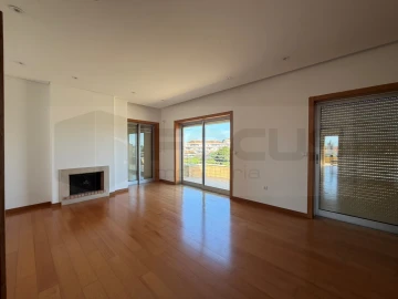 Apartamento T2 para Arrendamento em Aradas