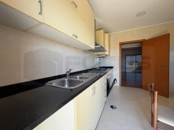 Apartamento T2 para Arrendamento em Aradas