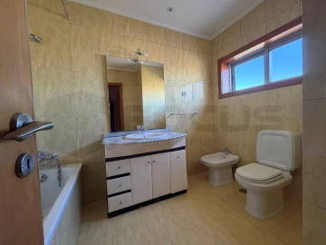 Apartamento T2 para Arrendamento em Aradas