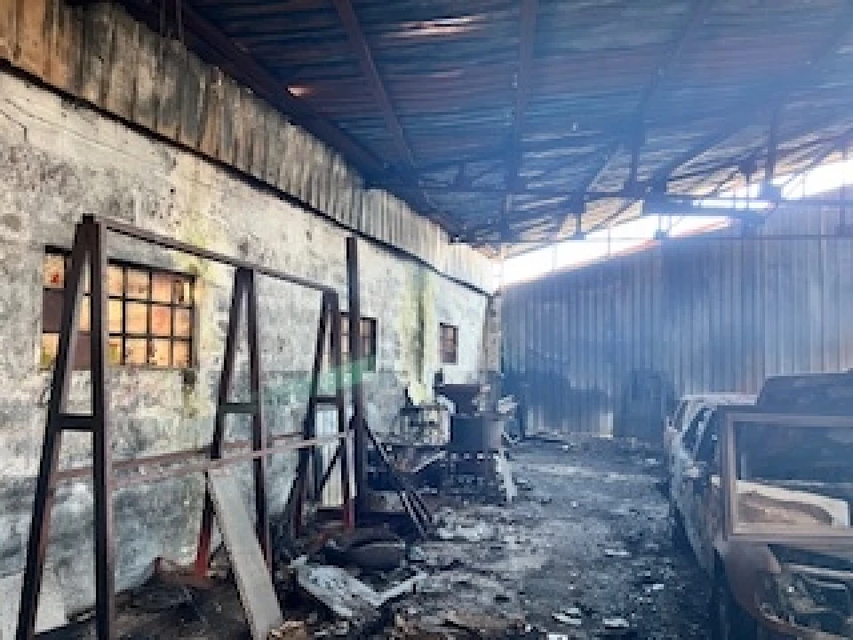 Armazém para Venda em Carvalhosa Foto 3