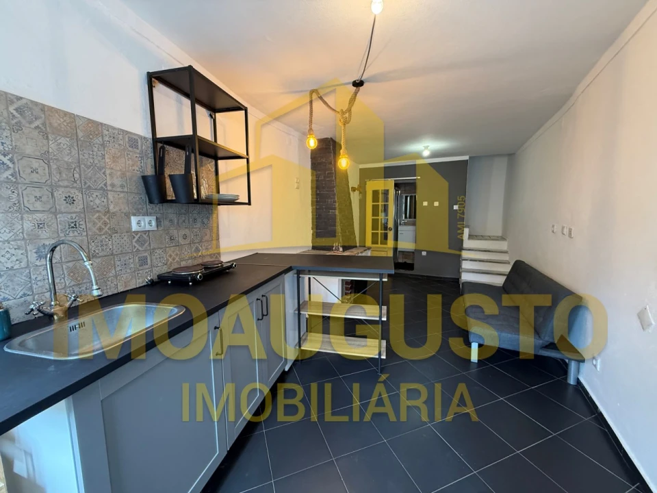 Moradia T2 para Venda em Cortes do Meio Foto 3