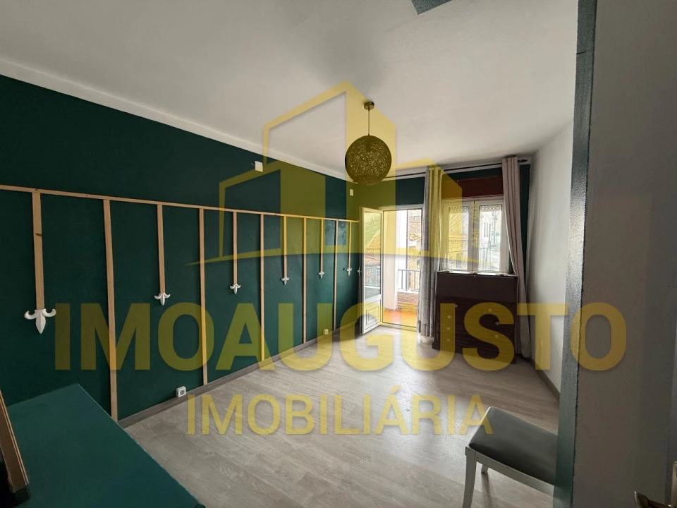 Moradia T2 para Venda em Cortes do Meio Foto 6