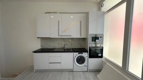 Loja para Arrendamento em Laranjeiro e Feijó