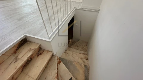 Loja para Arrendamento em Laranjeiro e Feijó