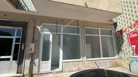 Loja para Arrendamento em Laranjeiro e Feijó