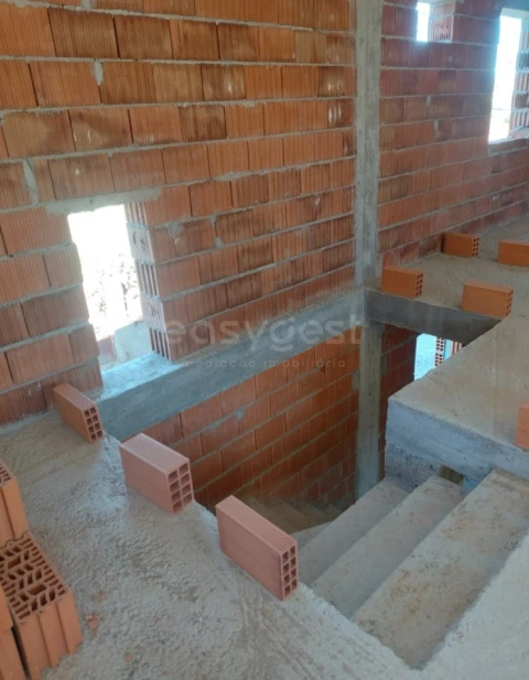 Moradia T4 para Venda em Vilarinho dos Galegos e Ventozelo