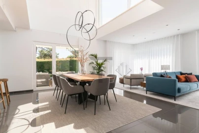 Moradia T4 para Arrendamento em Charneca de Caparica e Sobreda