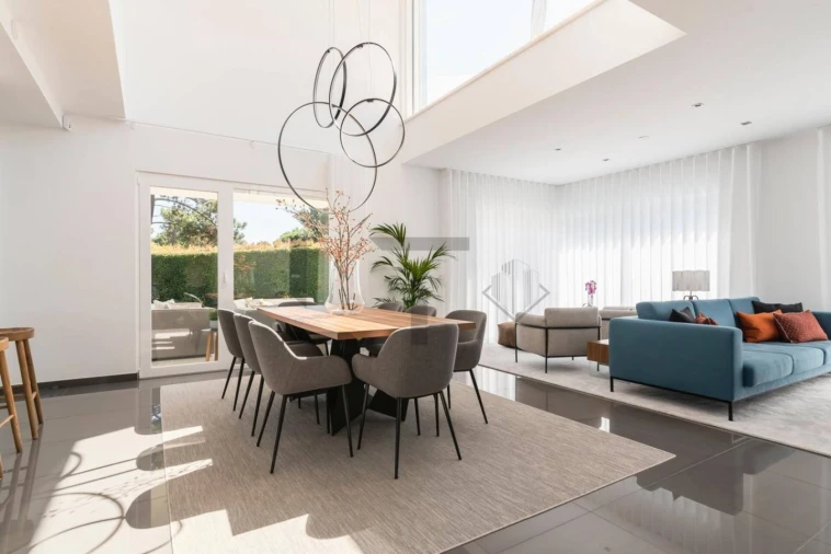 Moradia T4 para Arrendamento em Charneca de Caparica e Sobreda Foto 9