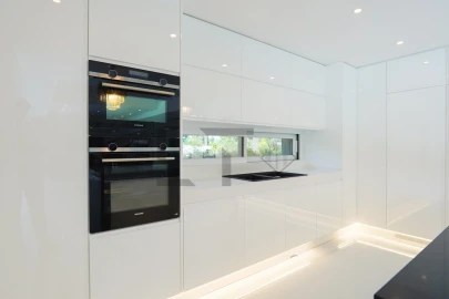 Moradia T4 para Arrendamento em Charneca de Caparica e Sobreda