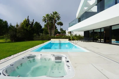 Moradia T4 para Arrendamento em Charneca de Caparica e Sobreda