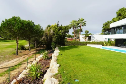 Moradia T4 para Arrendamento em Charneca de Caparica e Sobreda