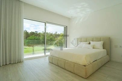 Moradia T4 para Arrendamento em Charneca de Caparica e Sobreda