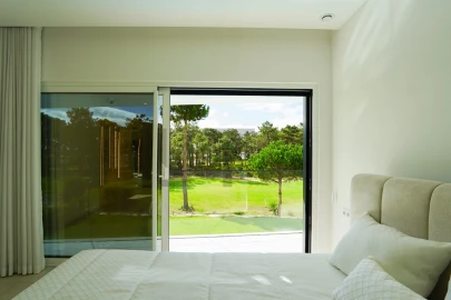 Moradia T4 para Arrendamento em Charneca de Caparica e Sobreda