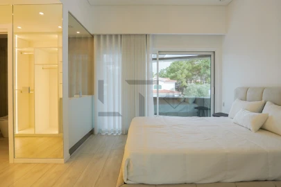 Moradia T4 para Arrendamento em Charneca de Caparica e Sobreda