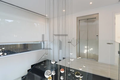 Moradia T4 para Arrendamento em Charneca de Caparica e Sobreda