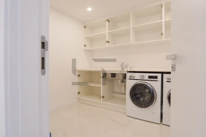 Moradia T4 para Arrendamento em Charneca de Caparica e Sobreda