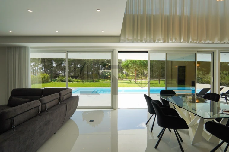 Moradia T4 para Arrendamento em Charneca de Caparica e Sobreda Foto 26