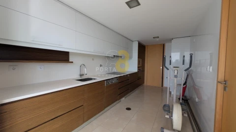 Apartamento T4 para Arrendamento em Mafamude e Vilar do Paraíso