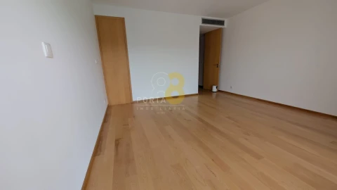 Apartamento T4 para Arrendamento em Mafamude e Vilar do Paraíso