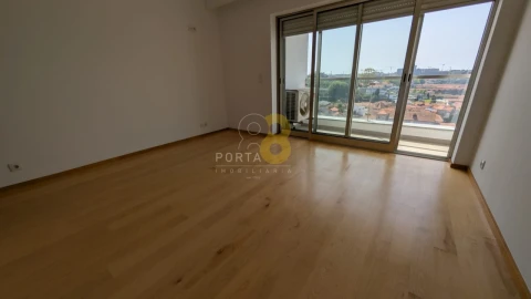 Apartamento T4 para Arrendamento em Mafamude e Vilar do Paraíso