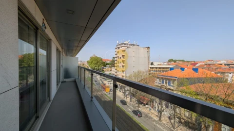 Apartamento T4 para Arrendamento em Mafamude e Vilar do Paraíso