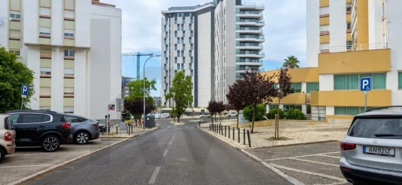 Garagem para Arrendamento em Algés, Linda-A-Velha e Cruz Quebrada-Dafundo